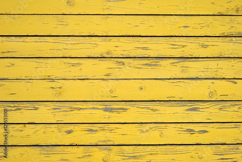 Желтый фон деревянных панелей заброшенного дома