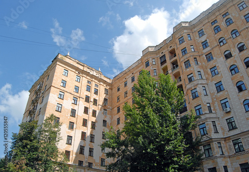 17-этажный 14-подъездный жилой дом - "сталинка" в Москве. Фрагмент