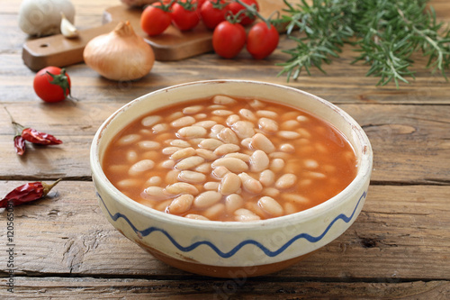 fagioli cucinati con verdure e pomodoro sfondo tavolo di cucina rustico photo