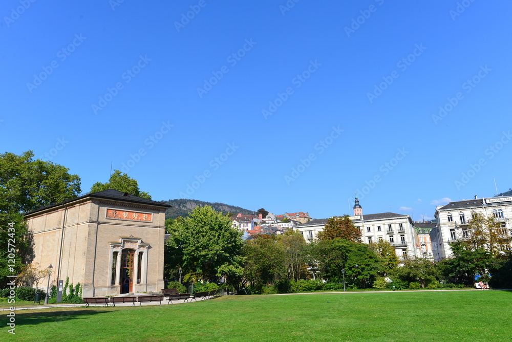 Kurpark mit Trinkhalle in Baden-Baden Kurpark mit Trinkhalle in Baden-Baden