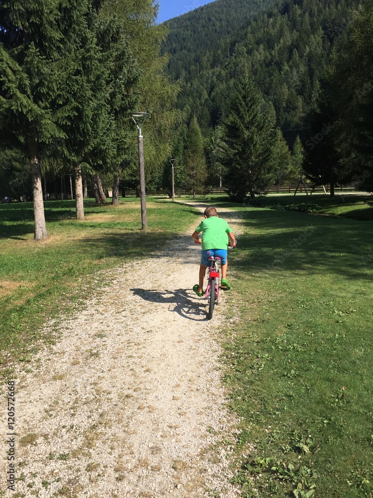 bike bicicletta pedalare bici sport bambino al parco bici al parco natura sport divertimrnto bike bicicletta pedalare bici sport bambino al parco bici al parco natura sport divertimrnto