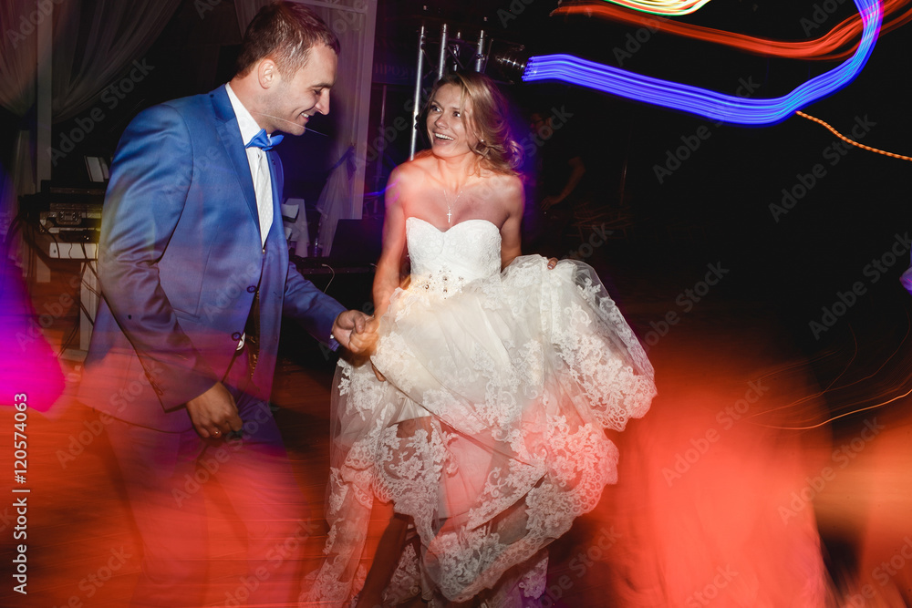 Obraz premium Stylish newlyweds in restaurant