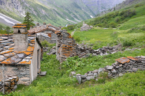 Le hameau l'Avérole dans la vallée d'Avérole, Bessans,Vanoise, Savoie, France photo