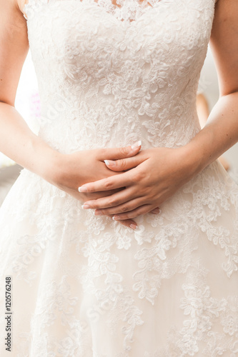 Braut legt Hände auf Bauch