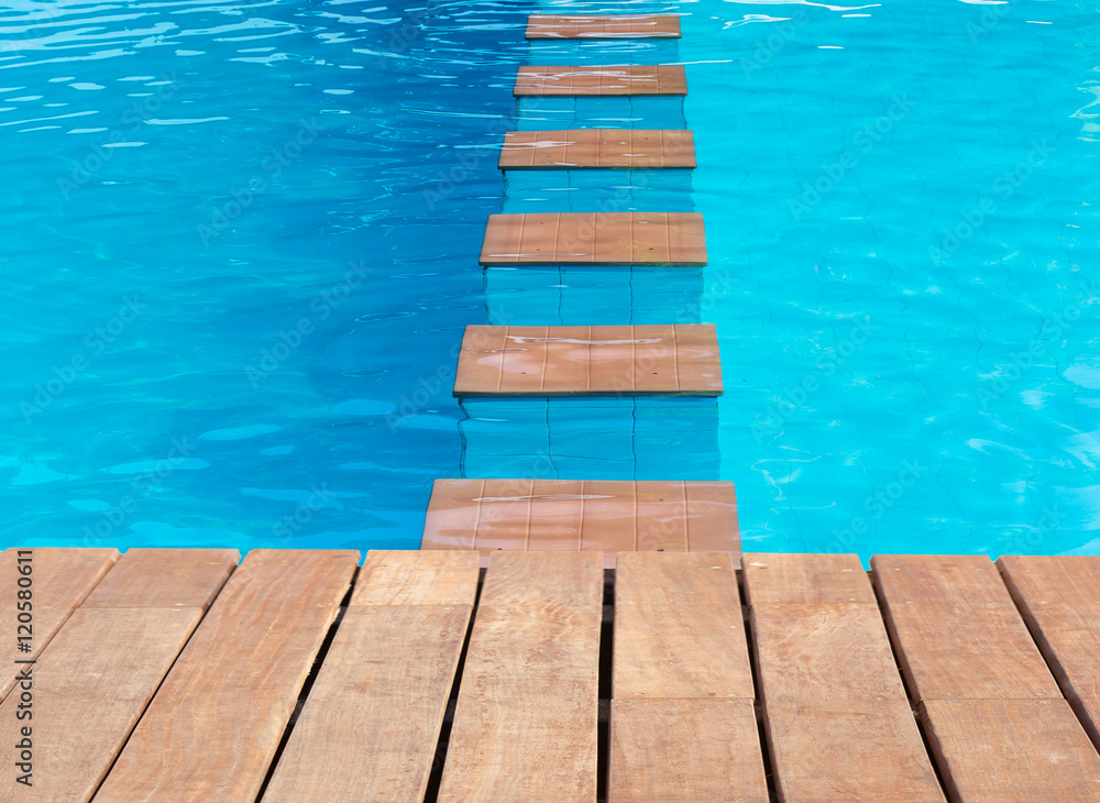 piscine avec plots de traversée