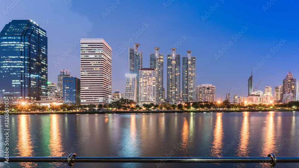 Fototapeta premium Cityscape at Benchakitti park , green lung of Bangkok , in the evening , Thailand