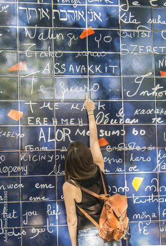 Mujer joven el el Muro de 