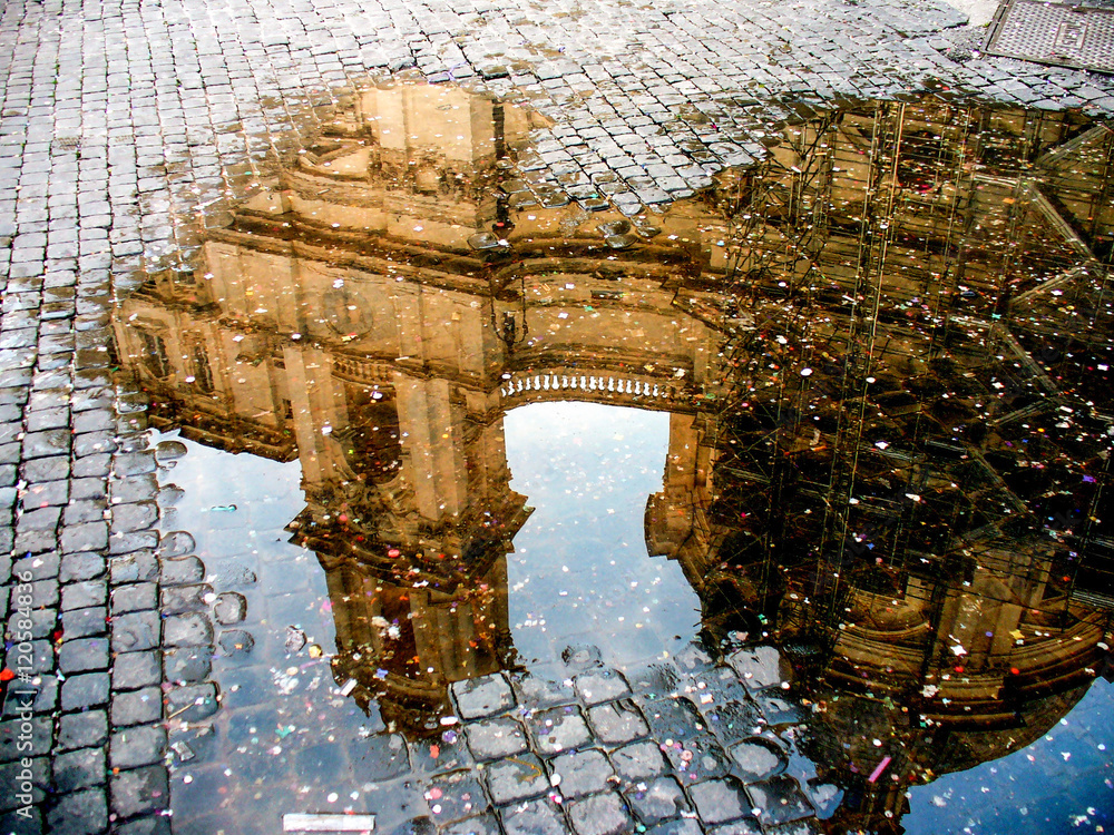 Riflesso della Chiesa di Sant'Agnese in una pozzanghera di piazza Navona a Roma
