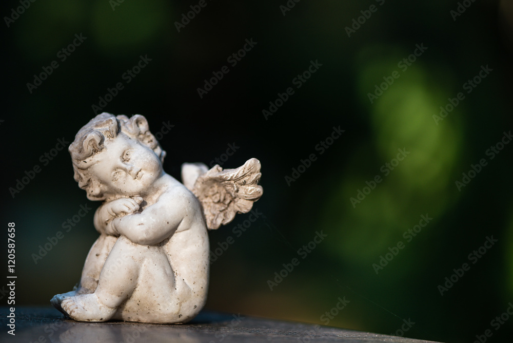 Engelchen sitzt auf einem Grab, für Trauerkarte