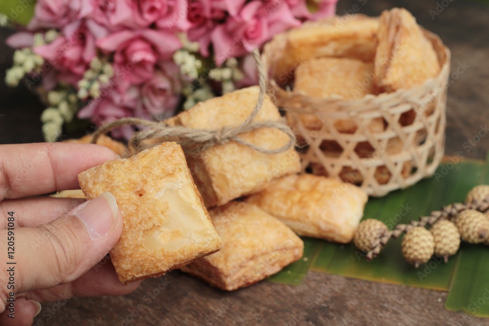 The crispy pie with sugar is delicious. The crispy pie with sugar is delicious.