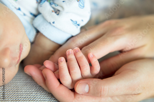 Ручка ребенка в маминых руках