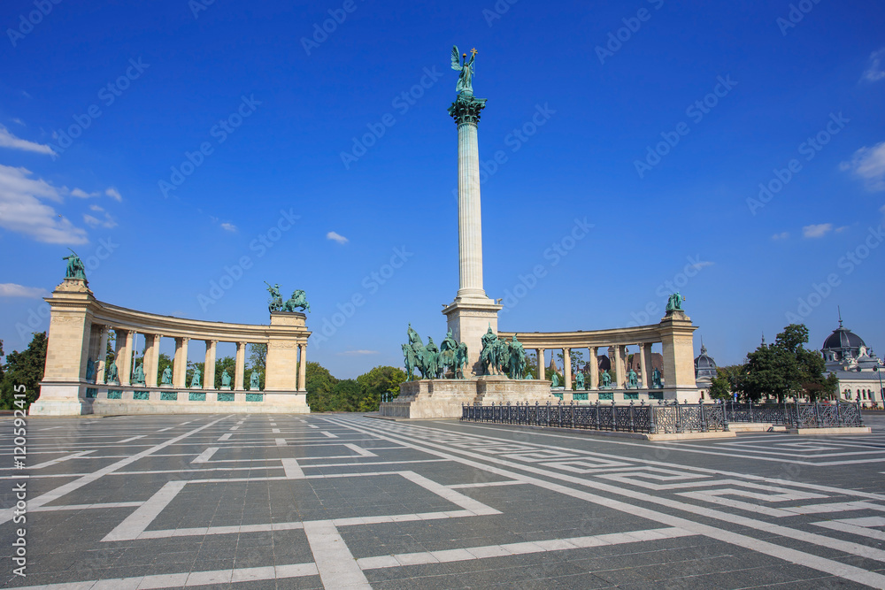 Obraz premium The historic Heroes Square in Budapest, Hungary.
