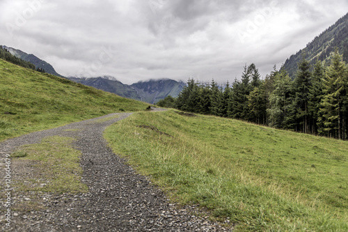 Schlecht-Wetter-Front über einem alpinen Wanderweg