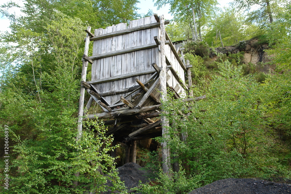 artesanal cargadero de carbón situado en una montaña asturiana