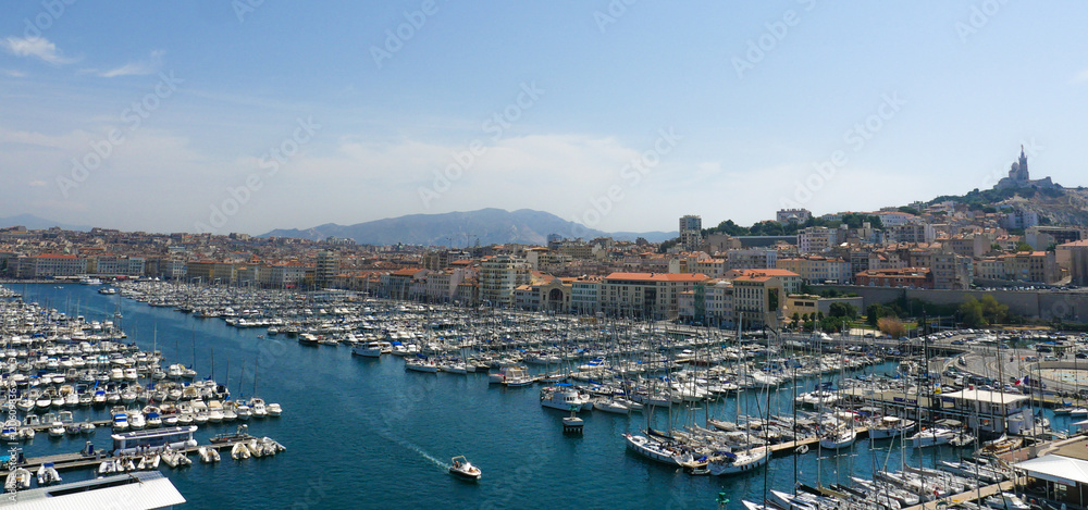 Obraz premium Basilica Notre Dame de la Garde and old port Marseille