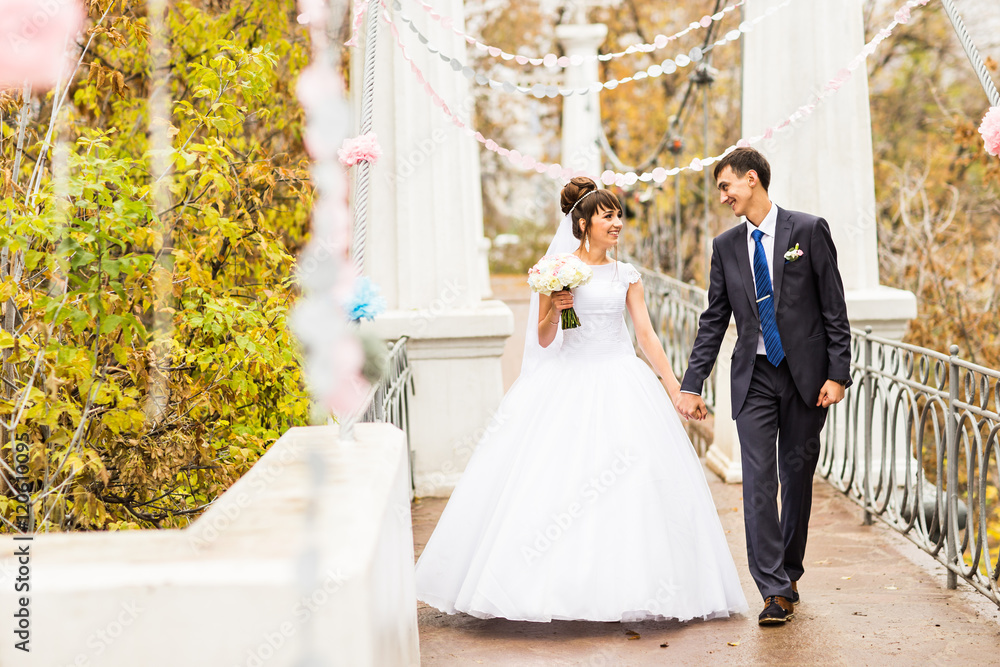 Naklejka premium groom and bride autumn wedding