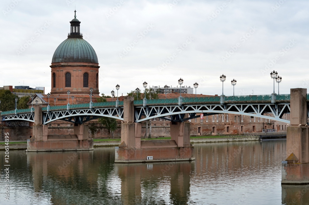 Pont Saint-Pierre over the Garonne. Toulouse, France