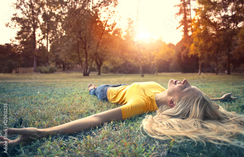 Bilde på lerret Lying in a green meadow