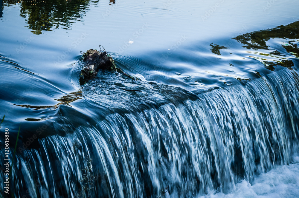 Obraz premium mały wodospad na rzece