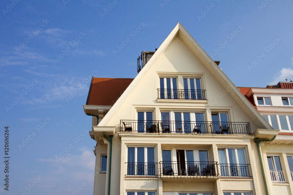 Historische Bäderarchitektur in De Haan, Belgien vor blauem Himmel Historische Bäderarchitektur in De Haan, Belgien vor blauem Himmel