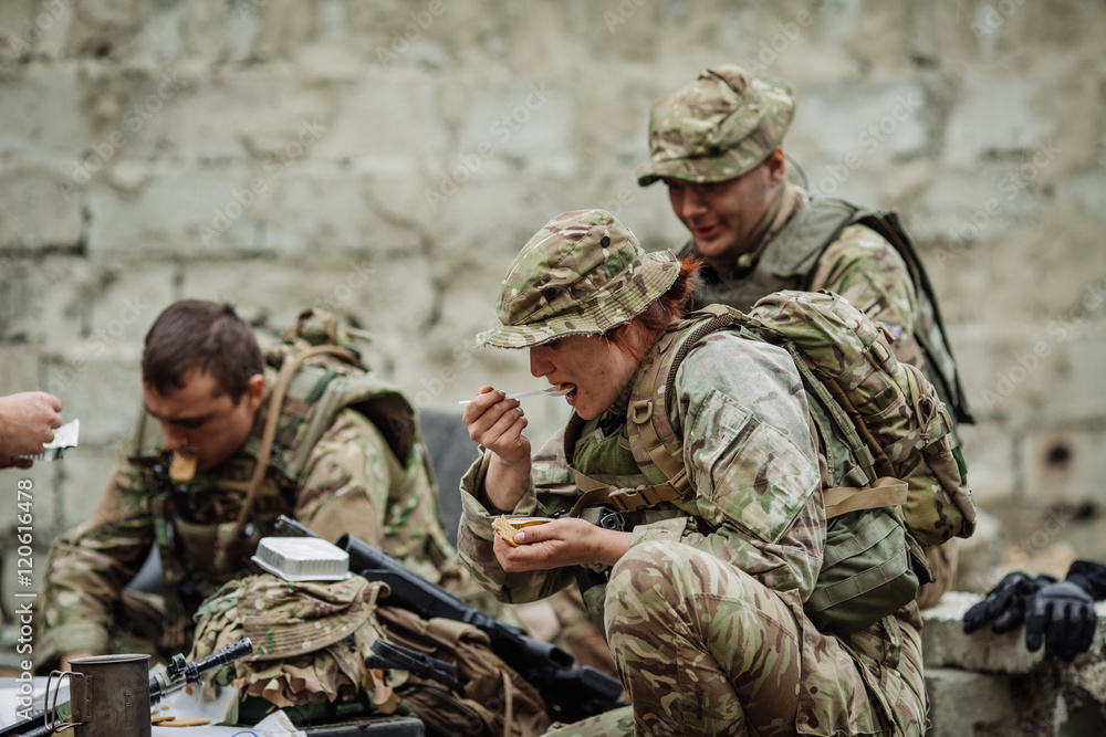 british soldiers team eating on the battlefield british soldiers team eating on the battlefield