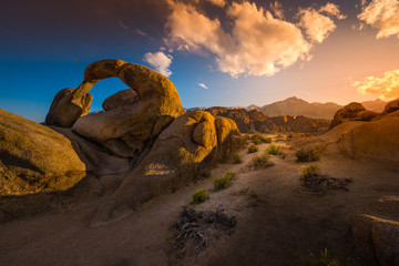 Fotobehang Heuvel Mobius Arch in Alabama Hills  © Krzysztof Wiktor