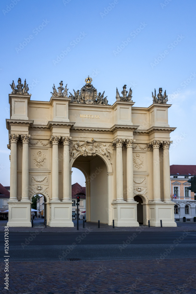 Das Brandenburger Tor in Potsdam am Luisenplatz