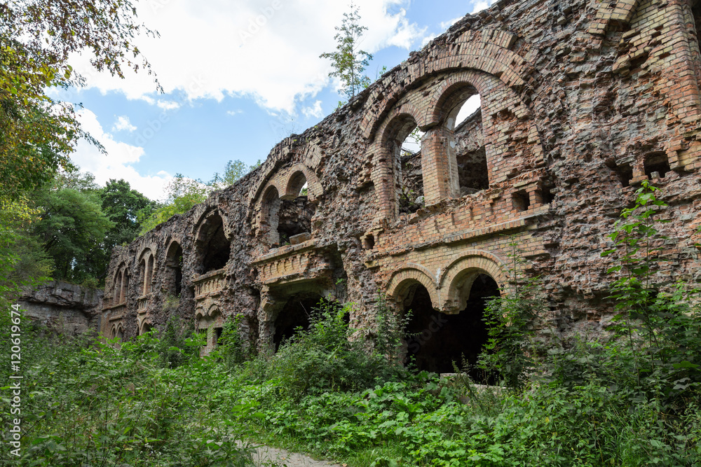 Fototapeta premium Brick destroyed wall. Remains of building. Ruins of old fort Ta