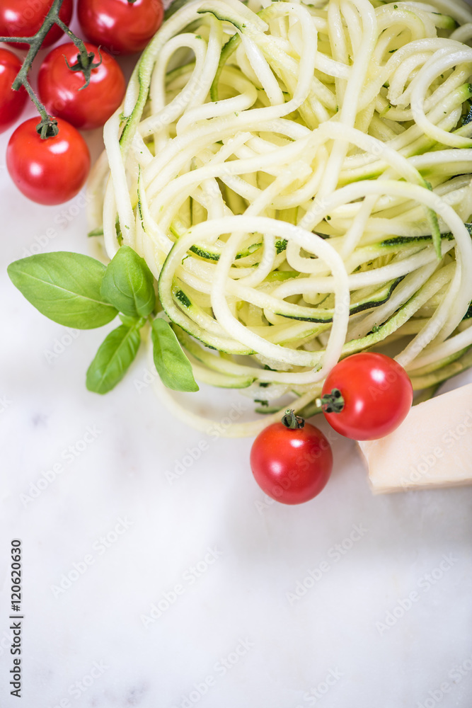 courgette pasta with tomatos and basil