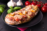 Rustikales Pizzabaguette mit Tomate und Paprika