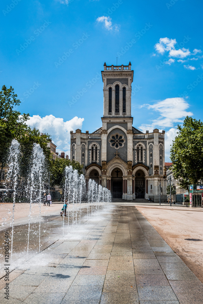 La place Jean-Jaures et la Cathédrale Saint-Charles-Borromée