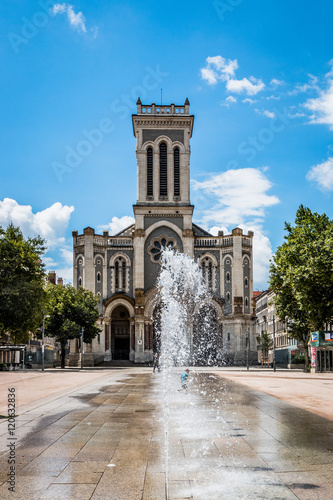 La place Jean-Jaures et la Cathédrale Saint-Charles-Borromée
