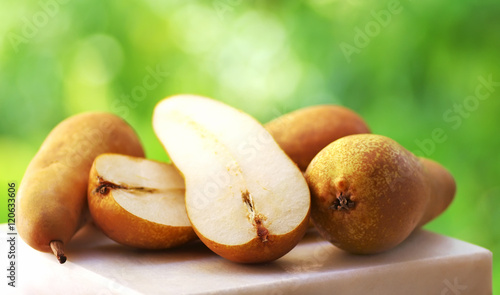 Billede på lærred Abate Fetel pears on green background
