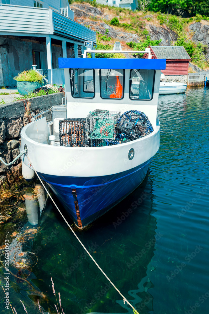 Obraz premium Vintage fishing boat in harbor