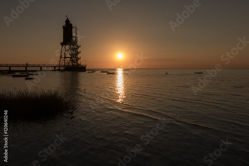 Wurster Nordseeküste - Leuchtturm Overeversand neben dem Sonnenuntergang