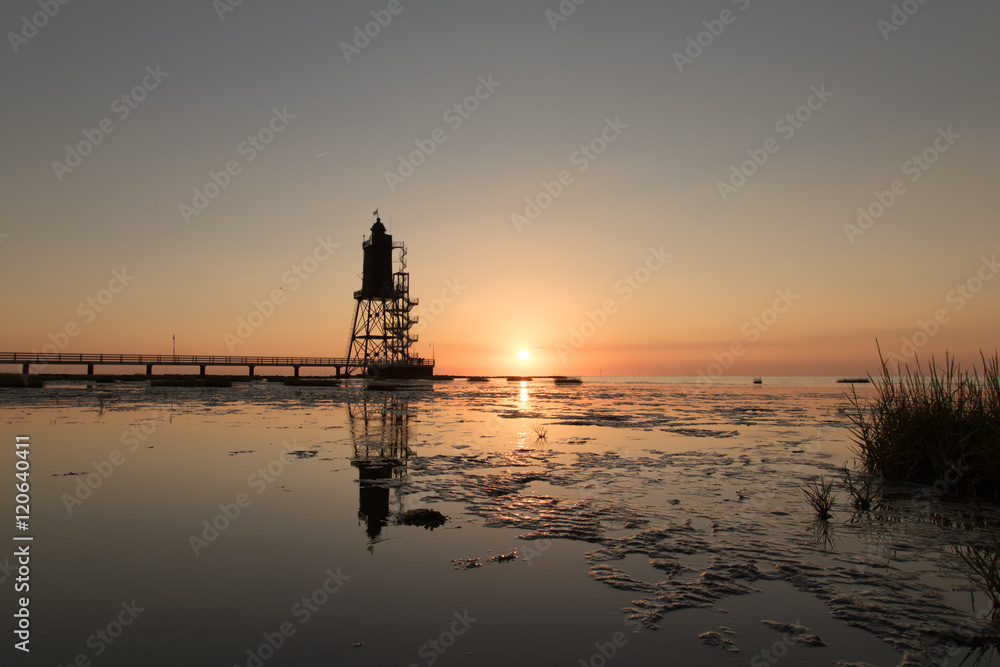 Wurster Nordseeküste - alter Leuchtturm Obereversand im Sonnenuntergang mit Schlickgras