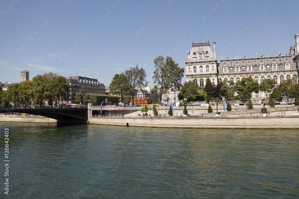 Quais de Seine et Hôtel de ville à Paris	