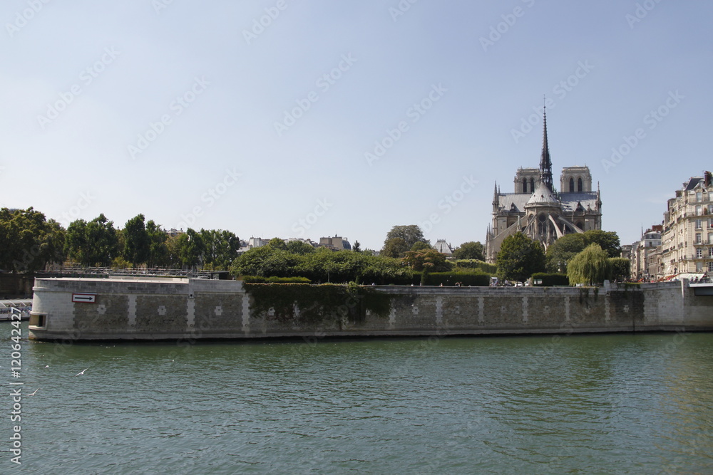 Notre Dame sur l'île de la Cité à Paris