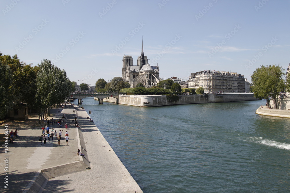 Quai de Seine à Paris	