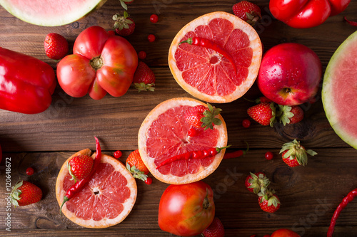 Fototapeta Naklejka Na Ścianę i Meble -  Red fruits and vegetables on a wooden background