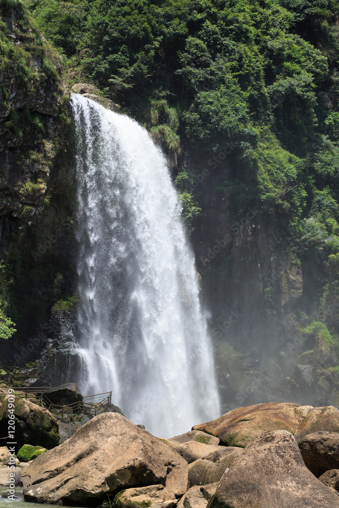 Obraz premium A waterfall in the valley