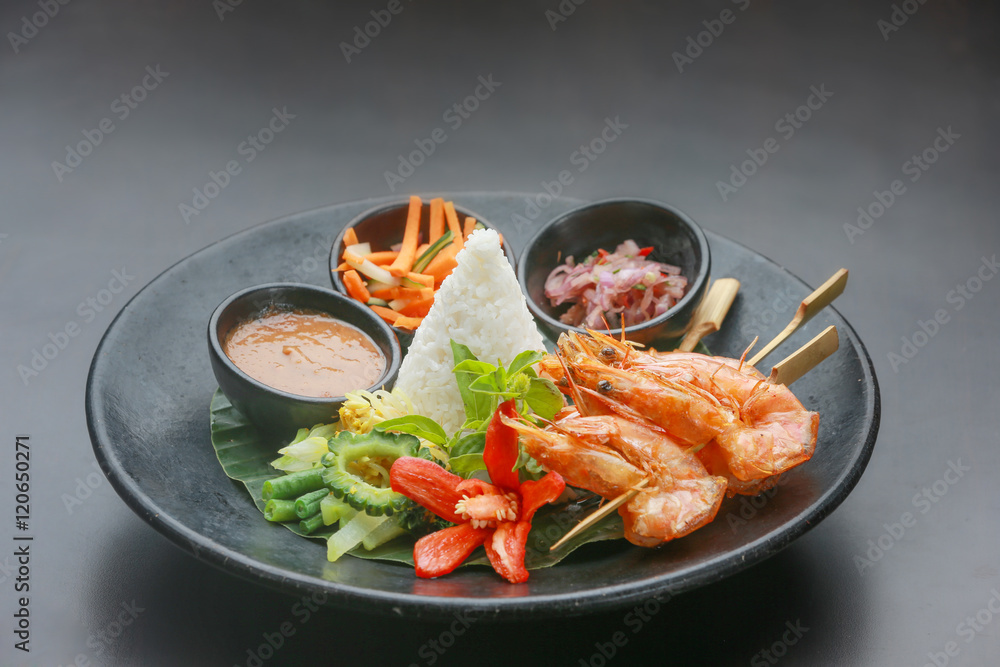 Skewered prawns with a portion of white rice Skewered prawns with a portion of white rice