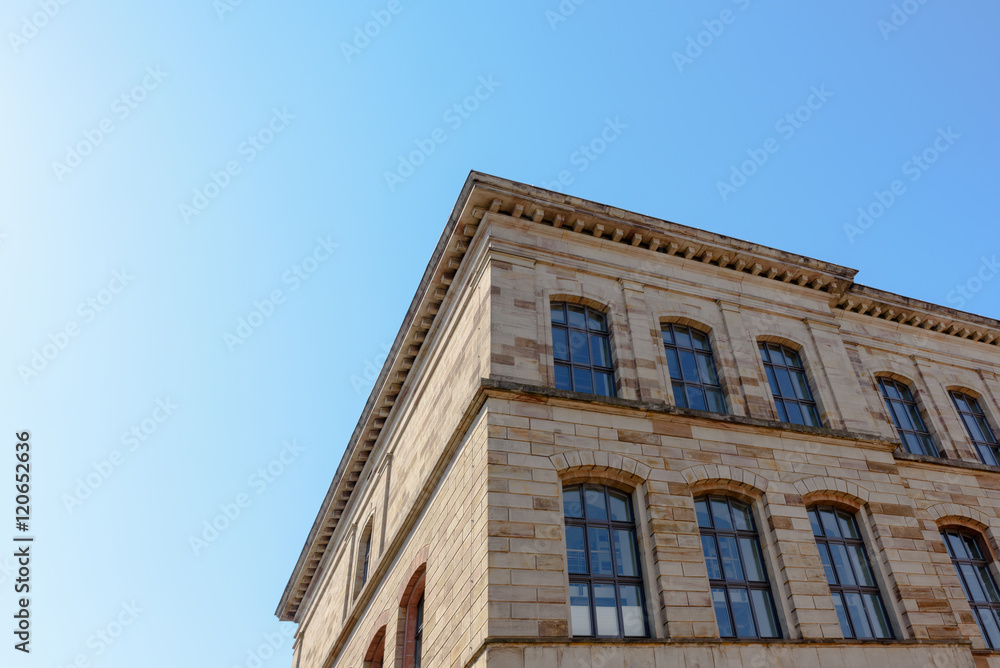 Altes Gebäude mit schön sanierter Backsteinfassade und Sprossenfenstern in Göttingen, Niedersachsen, Deutschland