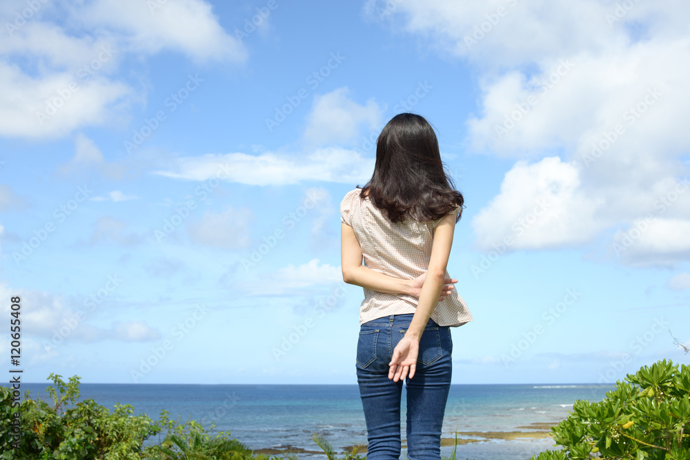 海を眺める女性