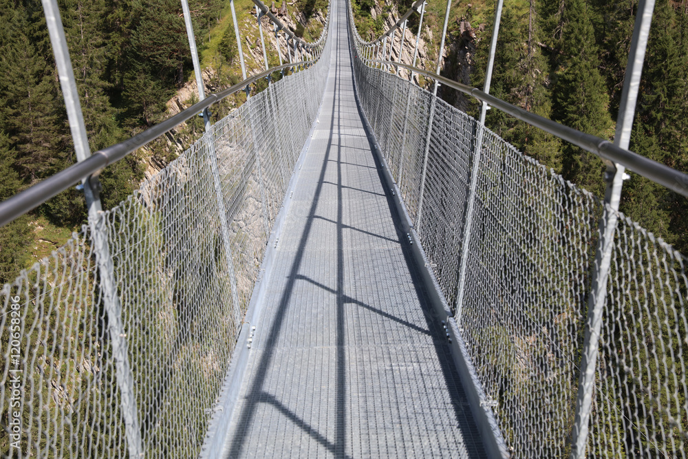 Obraz premium Holzgauer Hängebrücke im Lechtal. Tirol. Österreich