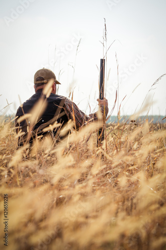 Obraz na płótnie Hunter aiming the hunt during the hunting season
