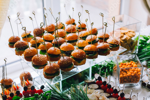 Papier peint Buffet table of reception with burgers, cold snacks, meat and salads