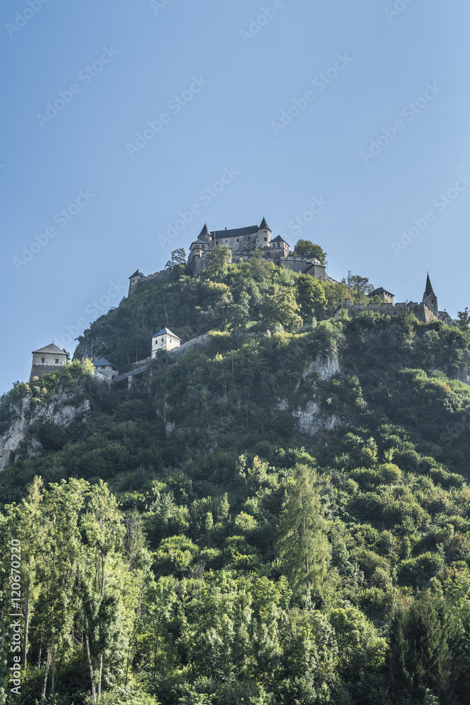 Burg Hochosterwitz - nie eingenommene Festung und Wahrzeichen von Kärnten in Österreich