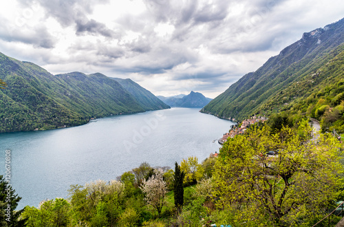 Foto Landscape with Lugano lake and mountains.