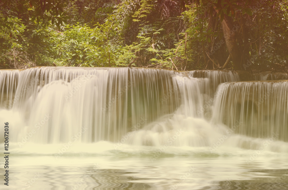 Obraz premium Huai Mae Kamin The waterfall is located on Srinakarin Dam Nation